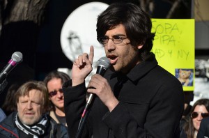 Aaron Swartz bei Anti-PIPA-ProtestenBy Daniel J. Sieradski (Flickr: Aaron Swartz) [CC-BY-SA-2.0 (http://creativecommons.org/licenses/by-sa/2.0)], via Wikimedia Commons